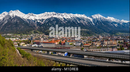 Massif Nordkette, couverte de neige à la fin d'avril, sur Innsbruck, augmentation de la section de l'autoroute de l'Inntal en premier plan, Innsbruck, Tyrol, Autriche Banque D'Images