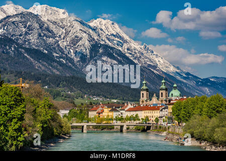 Vue sur centre d'Innsbruck à partir de pont sur la rivière Inn, massif Nordkette en distance, Innsbruck, Tyrol, Autriche Banque D'Images