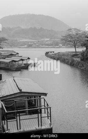 Bateaux japonais sur la rivière Katsura dans la pluie. Banque D'Images
