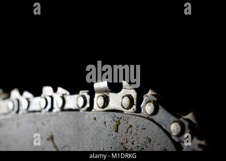 Close up de lame de scie à chaîne isolé sur noir. Banque D'Images