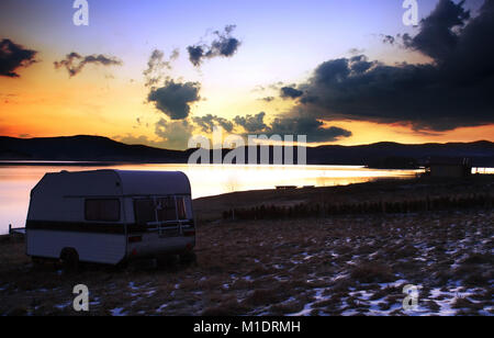 Camping-près du lac dans un paysage d'hiver sunrise HDR Banque D'Images