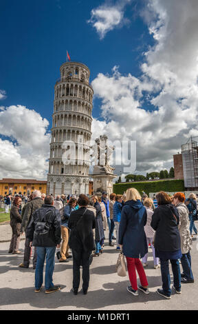 Les touristes à Piazza del Duomo, à la Tour Penchée de Pise, en Toscane, Italie Banque D'Images