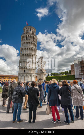 Les touristes à Piazza del Duomo, à la Tour Penchée de Pise, en Toscane, Italie Banque D'Images