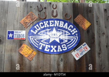 Les plaques d'cloué à un bâtiment en bois à Luckenbach au Texas country music site avec logo luckenbach Banque D'Images