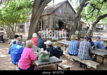 Un groupe jouant live au lieu de la musique country texas luckenbach Banque D'Images