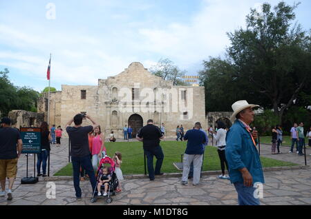 Les touristes se sont rassemblés devant l'Alamo mission San Antonio Texas USA Banque D'Images