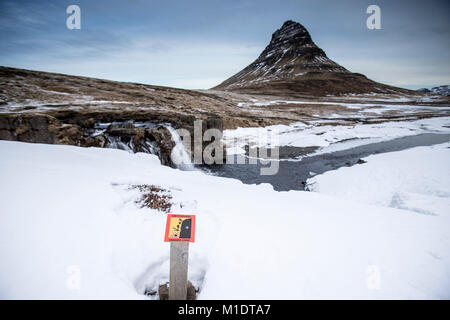 Panneau d'avertissement à Kirkjufellsfoss cascade, une destination touristique populaire dans l'ouest de l'Islande Banque D'Images