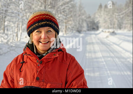 Heureux femme d'âge moyen sur une belle winterroad Banque D'Images