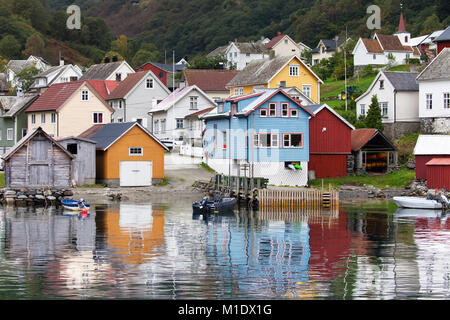 Vue sur le village d'Undredal sur la rive d'Aurlandsfjord, Sognefjord, la Norvège. Banque D'Images