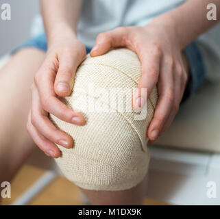 Genou enfant avec bandage élastique sur elle. Banque D'Images