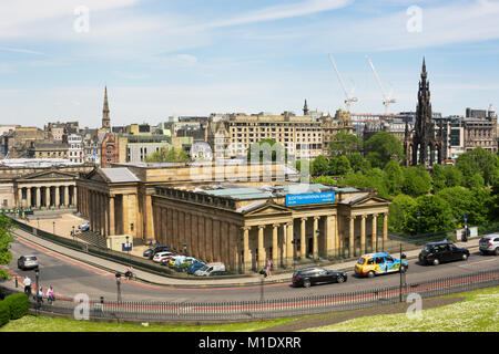 Édimbourg, Écosse - 12 juin 2015 : Vue vers Scottish National Gallery et Scott Monument depuis un point élevé Banque D'Images