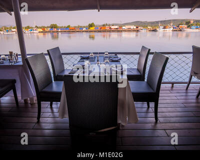 Table de restaurant avec des verres vides et coin de base fixé à Goa Restaurant Banque D'Images