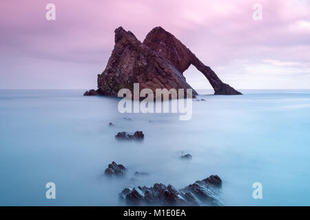 L'Archet violon Rock, Portknockie. Sur la côte de Moray, en Écosse Banque D'Images