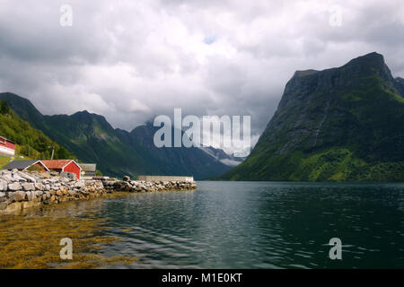 Urke village et fjord Hjorundfjorden Banque D'Images