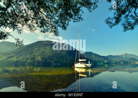 Matin d'été ensoleillé sur le Grundlsee Banque D'Images