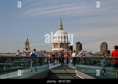 En regardant la Cathédrale St Paul de Millennium Bridge Banque D'Images