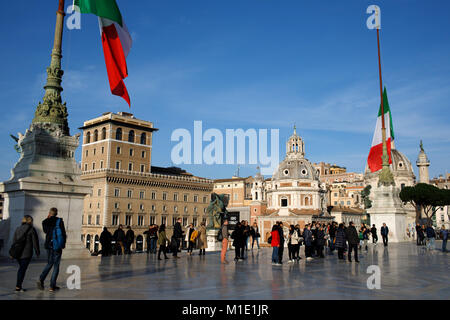 ROME, ITALIE - 27 janvier 2008 : Les personnes qui désirent visiter Vittoriano sur la Piazza Venezia. L'Altare della Patria est un monument construit en l'honneur de Victor Emmanuel Banque D'Images