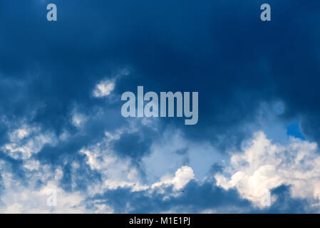 Rayons de tomber des nuages Banque D'Images