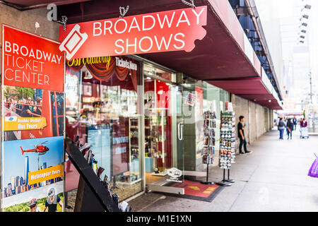 La ville de New York, USA - 28 octobre 2017 : Manhattan NYC buildings de midtown Times Square, Broadway avenue road, panneaux pour l'achat de billets de spectacles pour bus, h Banque D'Images