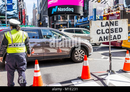 La ville de New York, USA - 28 octobre 2017 : Manhattan NYC buildings de midtown Times Square, Broadway avenue road, signes publicitaires, NYPD police sécurité coffre w Banque D'Images