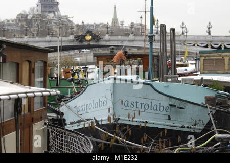 PARIS VOILE - PENICHES LE LONG DE LA SEINE - SEINE PANORAMA - PENICHES DÉTAILS - SEINE - PARIS PONTS -PORT SOLFERINO PARIS © F.BEAUMONT Banque D'Images