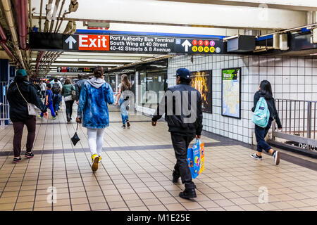 La ville de New York, USA - 28 octobre 2017 : People walking in transit souterrain par sign in NYC Subway Station, sortie Port Authority Bus Terminal, par Banque D'Images