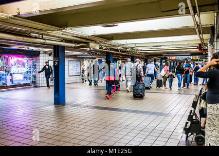 La ville de New York, USA - 28 octobre 2017 : People walking in transit souterrain par sign in NYC Subway Station, sortie Port Authority Bus Terminal, par Banque D'Images