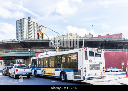 Brooklyn, Etats-Unis - 28 octobre 2017 : Vue de l'extérieur extérieur extérieur dans NYC New York City, voitures, autobus hybride électrique, TRAFIC pont Viaduc Banque D'Images