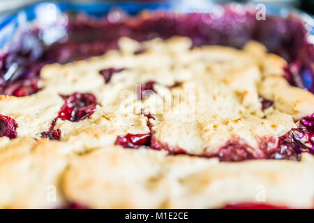 Gros plan du hot red cherry cobbler en allant au four, croûte dorée, macro côté Banque D'Images