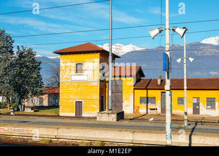 Vue de l'extérieur de la fenêtre de train à la petite gare et majestueux des Alpes italiennes à l'arrière-plan Banque D'Images