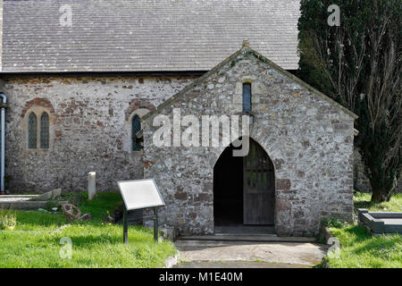 Entrée de l'église St Cenydd, Llangennith, Gower, pays de Galles UK. Église du village gallois grade II* bâtiment classé Banque D'Images