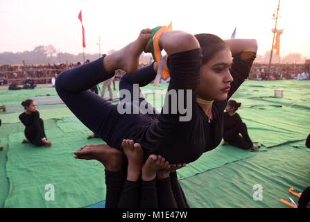 Allahabad, Inde. 29 janvier, 2018. Allahabad : les athlètes exécutent leurs compétences pendant trois jours "amutkarsha Camp' à l'espace Magh Mela à Allahabad sur 29-01-2018. Samutkarsha Camp organisé par Vidya Bharti pour l'autonomisation des femmes dans le cadre de 'Save les filles, l'éducation des filles' dans lequel aprrox 16 mille filles ont pris part à partir de 49 districs de Pâques de l'Uttar Pradesh. Credit : Prabhat Kumar Verma/Pacific Press/Alamy Live News Banque D'Images