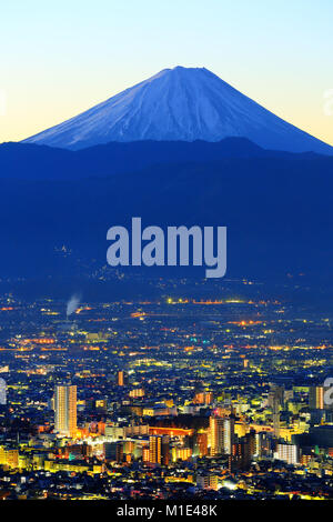 Vue magnifique sur le Mont Fuji et Fujikawa ville, préfecture de Yamanashi, Japon Banque D'Images