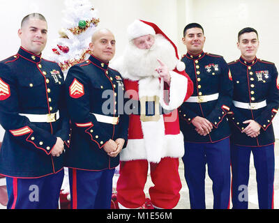 Sur la photo, le Sgt. Sanchez, Sgt. Diaz-Rodriquez, Cpl. Rodriguez et le Sgt. Comité permanent de l'Ouest avec le Père Noël à l'entrepôt régional Toys for Tots situé à Fredericksburg, en Virginie. ( Banque D'Images