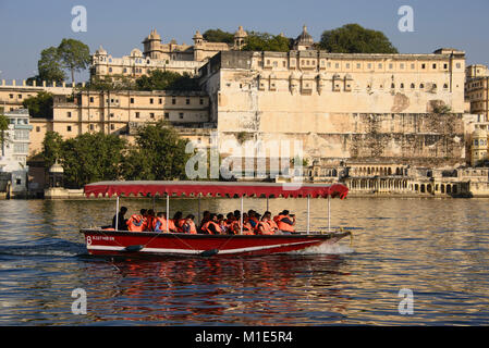 Le majestueux City Palace sur le lac Pichola, Udaipur, Rajasthan, Inde Banque D'Images