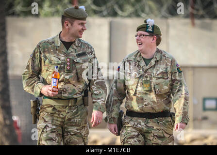 L'Armée britannique Cpt. Scott Shaw et le Sgt. Diane Stuart des Royal Highland Fusiliers, 2e Bataillon, The Royal Regiment of Scotland (2) SYLVESTRE, déployées à l'appui de forces interarmées du Commandement de la composante terrestre - Fonctionnement résoudre inhérent, se préparent à célébrer Burns nuit à Bagdad, l'Iraq, le 24 janvier 2018. Burns Night est célébrée chaque année en Ecosse et commémore la vie du barde (poète) Robert Burns, qui est né le 25 janvier 1759. CJFLCC-OIR, une coalition de 23 nations régionales et internationales qui se sont associées pour permettre aux forces en partenariat pour vaincre ISIS en Iraq pour restaurer st Banque D'Images