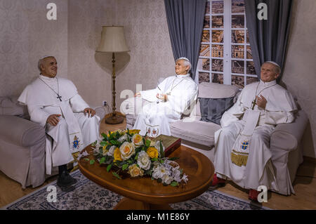 Pologne, Cracovie : statues en cire des chefs de l'église catholique romaine au musée de cire de Cracovie. Banque D'Images