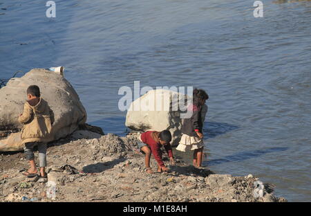 Les enfants jouer sur les bords de la rivière à Katmandou au Népal. Banque D'Images