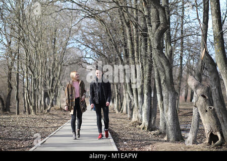 Un couple d'amis sont assis sur les marches
