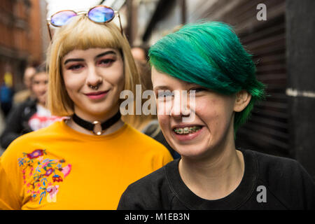 La femme fait la queue pour acheter l'abrogation à l'Indigo Sweat & Cloth store le jour du rassemblement annuel. Abrogation Le 8e amendement à la constitution irlandaise. Pro- choix (avortement) rassemblement à Dublin, Irlande Banque D'Images