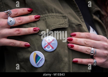 La femme fait la queue pour acheter l'abrogation à l'Indigo Sweat & Cloth store le jour du rassemblement annuel. Abrogation Le 8e amendement à la constitution irlandaise. Pro- choix (avortement) rassemblement à Dublin, Irlande Banque D'Images