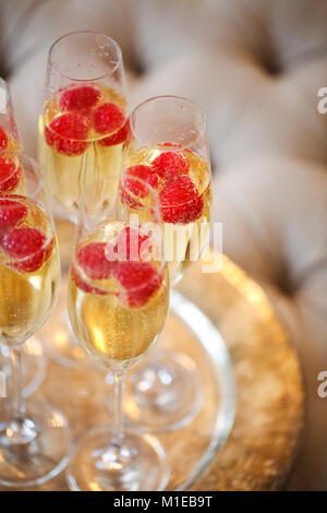 Verres de champagne sur le plateau d'argent et des fêtes concept Banque D'Images