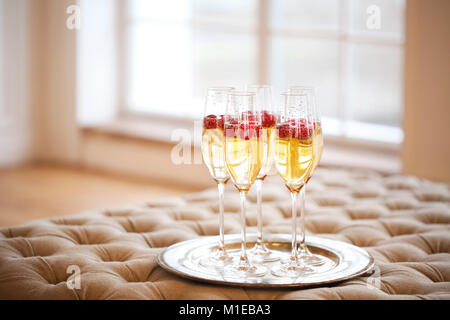 Verres de champagne sur le plateau d'argent et des fêtes concept Banque D'Images