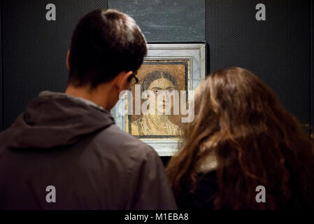 Naples. L'Italie. Les visiteurs à la mosaïque romaine au portrait féminin, de Pompéi. Museo Archeologico Nazionale di Napoli. National Archéologique de Naples Banque D'Images