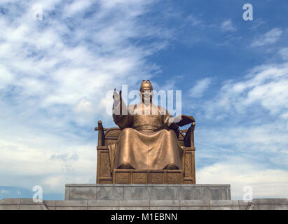 Séoul, Corée du Sud, le 12 septembre, 2015 : Statue de Sejong le Grand à la place Gwanghwamun sur fond de ciel nuageux Banque D'Images