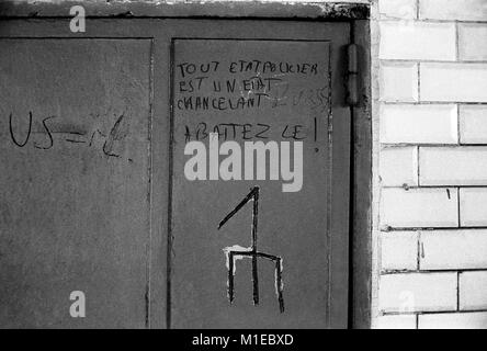 Philippe Gras / Le Pictorium - Événements de mai 1968 en France. - 1968 - France / Ile-de-France (région) / Paris - Événements de 1968 en France. - "Être jeune et tais-toi !", "c'est seulement le début de la lutte !", "Rafale d'enthousiasme pour une longue guerre !" : c'est quelques exemples de l'solgans et revendications faites par la classe ouvrière et les étudiants. Banque D'Images