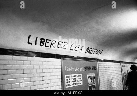 Philippe Gras / Le Pictorium - Événements de mai 1968 en France. - 1968 - France / Ile-de-France (région) / Paris - Événements de 1968 en France. - "Être jeune et tais-toi !", "c'est seulement le début de la lutte !", "Rafale d'enthousiasme pour une longue guerre !" : c'est quelques exemples de l'solgans et revendications faites par la classe ouvrière et les étudiants. Banque D'Images