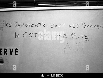 Philippe Gras / Le Pictorium - Événements de mai 1968 en France. - 1968 - France / Ile-de-France (région) / Paris - Événements de 1968 en France. - "Être jeune et tais-toi !", "c'est seulement le début de la lutte !", "Rafale d'enthousiasme pour une longue guerre !" : c'est quelques exemples de l'solgans et revendications faites par la classe ouvrière et les étudiants. Banque D'Images