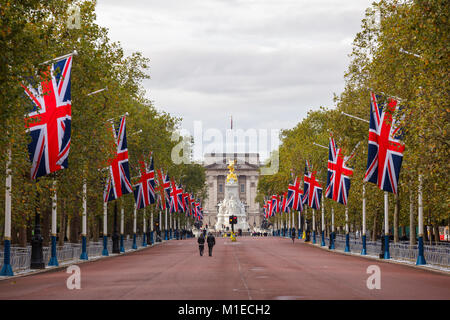 Londres, Royaume-Uni - 28 octobre 2012 : une vue le long du Mall décorée de drapeaux Union Jack vers Buckingham Palace Banque D'Images