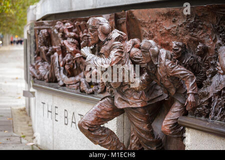 Londres, UK - OCT 28, 2012 : le Monument de la bataille d'Angleterre sur Victoria Embankment commémore les militaires britanniques ont pris part à la bataille d'Angleterre Banque D'Images